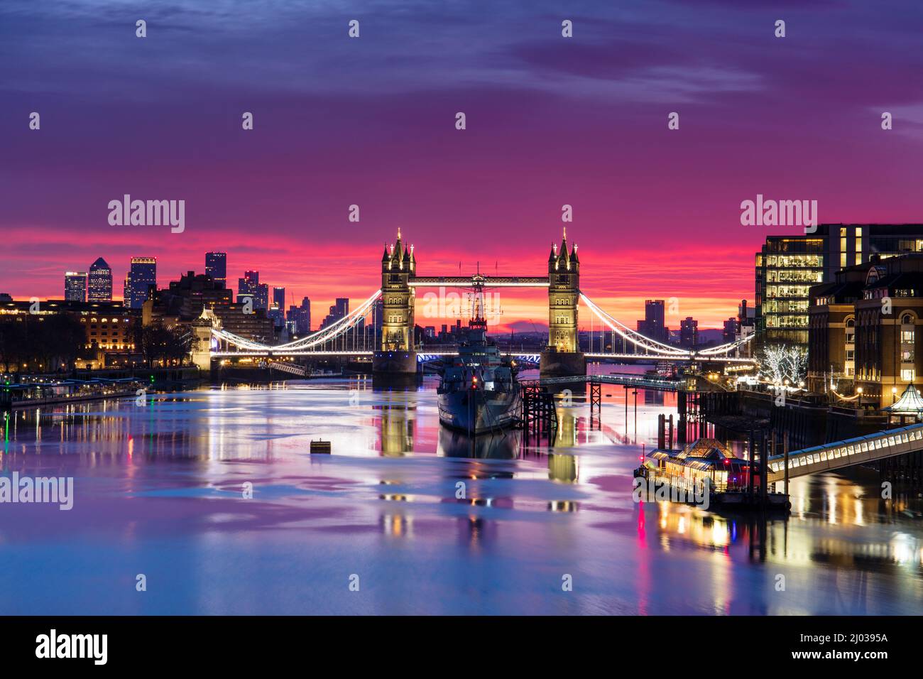 Tower Bridge et le HMS Belfast se reflétant dans une rivière STILL sur la Tamise au coucher du soleil, Londres, Angleterre, Royaume-Uni, Europe Banque D'Images