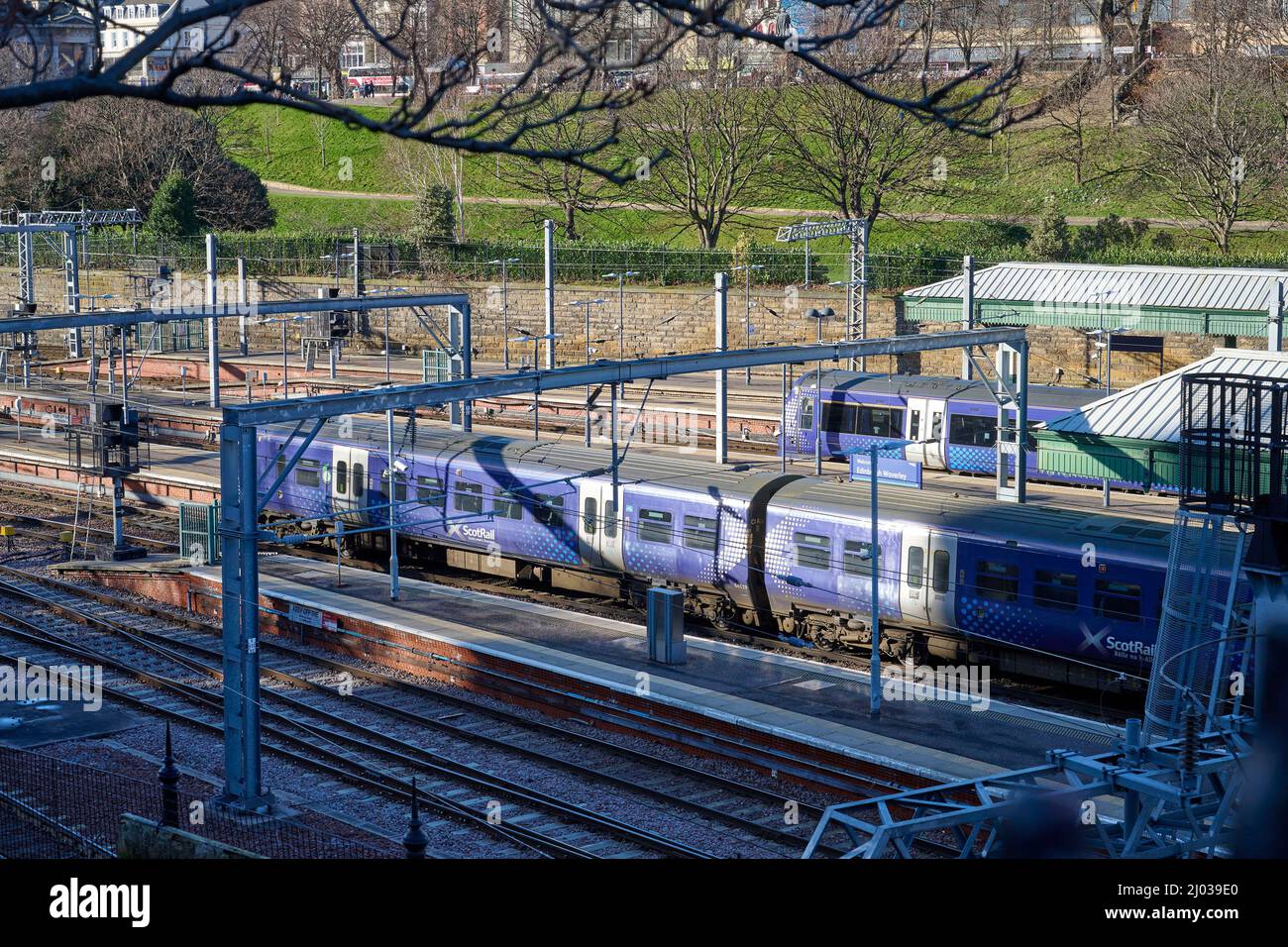 Trains de voyageurs ScotRail à la gare Waverley d'Édimbourg, Écosse, Royaume-Uni Banque D'Images