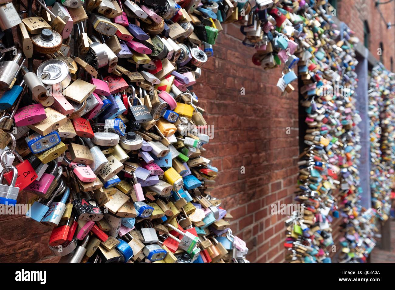 Écluses d'amour attachées à un mur, The Distillery District, Toronto, Ontario, Canada, Amérique du Nord Banque D'Images