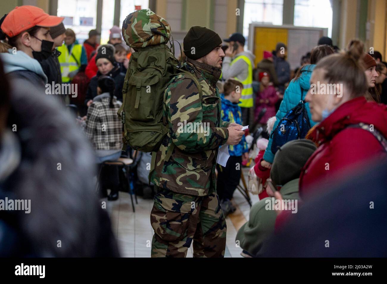 Przemysl, Pologne. 16th mars 2022. Tomas (30) de la République tchèque se trouve à la gare de Przemysl. Veut soutenir l'Ukraine dans la guerre contre les Russes. Il se tient avec ses bagages et ses vêtements de camouflage au milieu des femmes et des enfants fuyant. Il veut se rendre à Lviv Lemberg. Credit: Christoph Reichwein/dpa/Alay Live News Banque D'Images