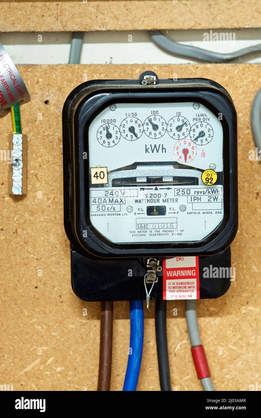 Alimentation domestique et compteur électrique analogique indiquant la quantité d'électricité/d'énergie consommée. Banque D'Images