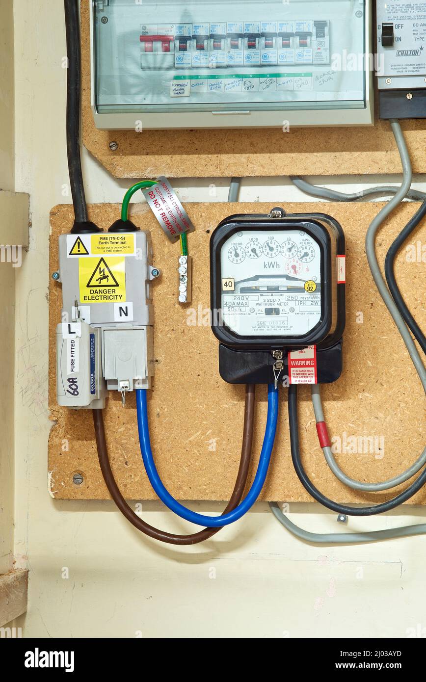 Alimentation électrique domestique connectée au système PME et au compteur électrique analogique indiquant la quantité d'électricité/d'énergie consommée. Banque D'Images