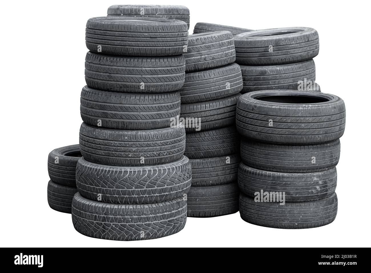 pile de pneus de voiture d'occasion isolée sur fond blanc Banque D'Images