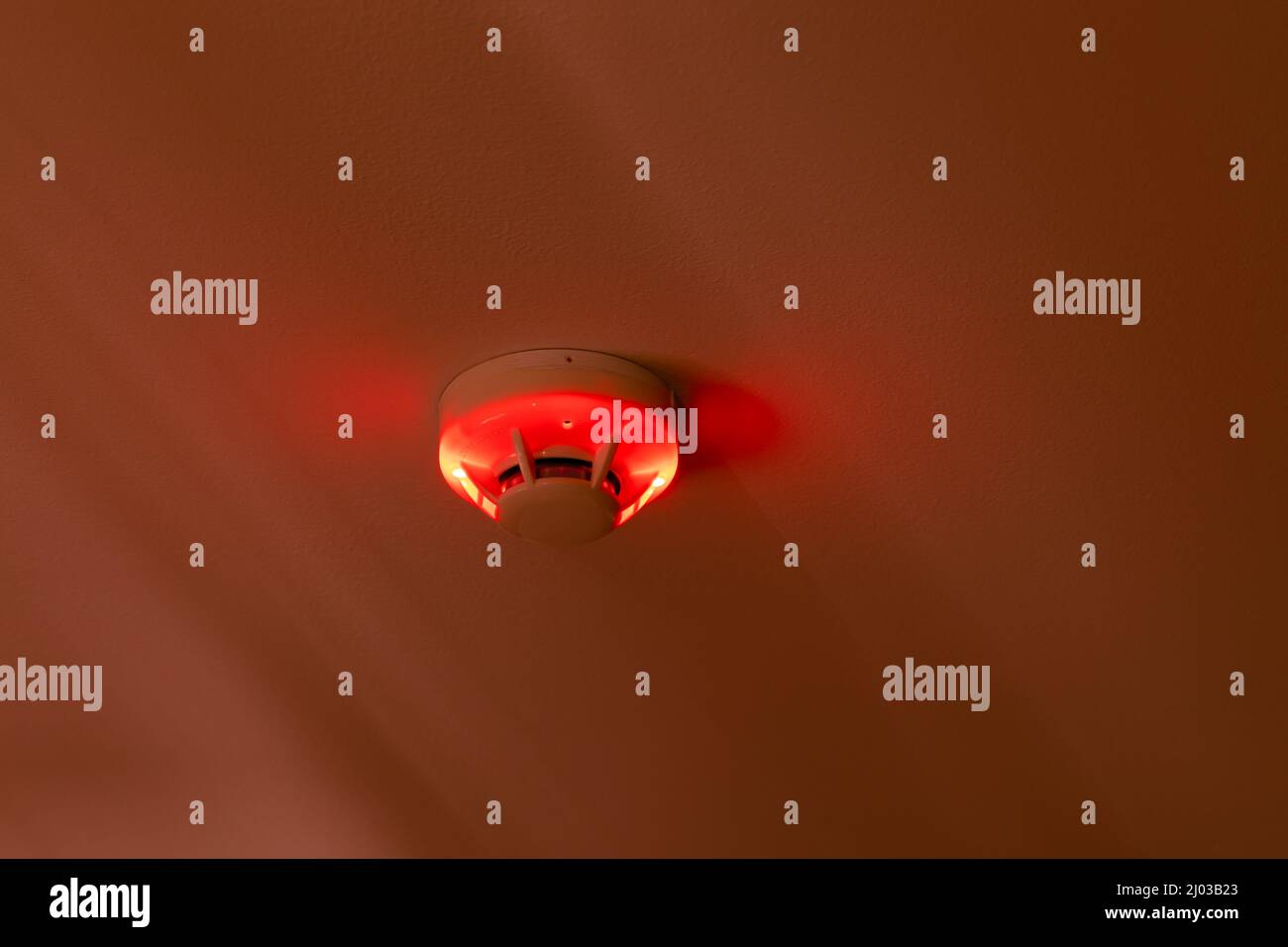 détecteur de fumée installation d'alarme incendie à l'appartement ou dans  la salle d'appartement lumière rouge activée par le plafond Photo Stock -  Alamy