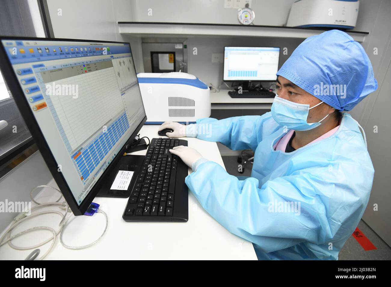 GUIYANG, CHINE - 15 MARS 2022 - Un membre du personnel démontre l'analyse et l'examen des résultats par un système PCR fluorescent au premier nucléique mobile Banque D'Images