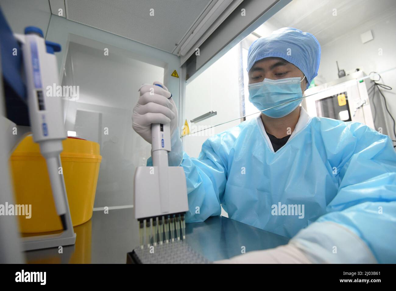 GUIYANG, CHINE - le 15 MARS 2022 - Un membre du personnel démontre le chargement des réactifs au premier laboratoire mobile de test des acides nucléiques à Guiyang, Guizhou Banque D'Images