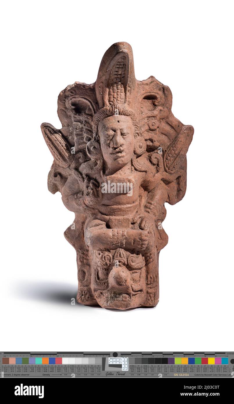 Figurine sifflet d'un Dieu de maïs assis sur une montagne personnifiée. Nord du Guatemala ou Sud-est du Mexique, Maya, 600–900 ce. Céramique. Céramique Banque D'Images