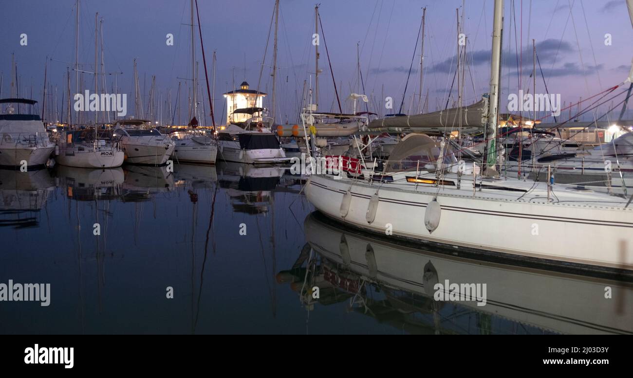 coucher de soleil dans la marina de torrevieja, espagne Banque D'Images