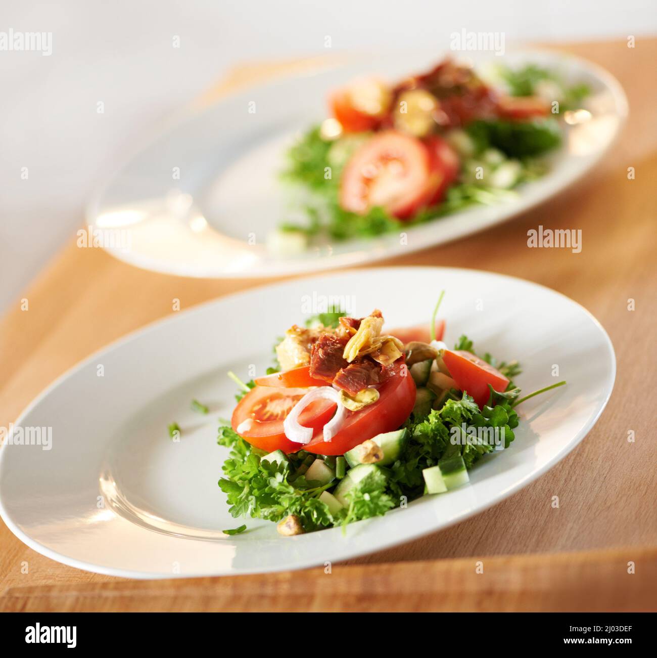 Un repas nutritif. Une délicieuse salade placée sur une assiette blanche. Banque D'Images