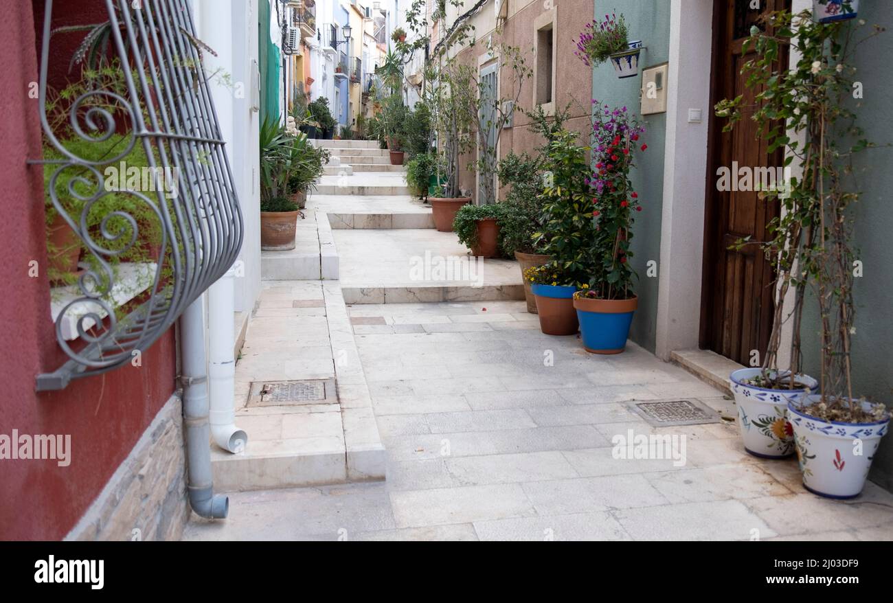 Santa Cruz est le plus vieux quartier d'Alicante sur la pente du mont Benacantil et dispose de ruelles pavées en pente Banque D'Images