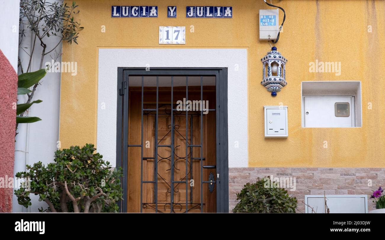 Santa Cruz est le plus vieux quartier d'Alicante sur la pente du mont Benacantil et dispose de ruelles pavées en pente Banque D'Images