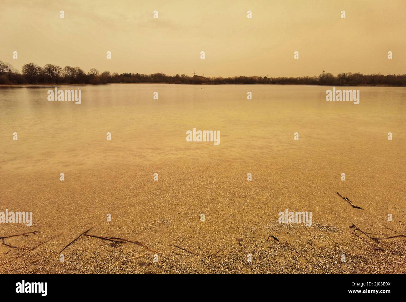 Munich, Bavière, Allemagne. 16th mars 2022. Scènes des lacs de Langwieder à Munich, Allemagne comme un nuage de poussière de Sahara (Saharastaub) couleurs de l'Europe centrale tout de l'orange au rouge de sang au brun sépia. La source de la poussière est révélée dans le nom: Les vents transportent environ 500 millions de tonnes de poussière du Sahara dans le monde, ce qui conduit à des phénomènes tels que les pluies de sang. Selon le météorologue Dominik Jung, c'est la plus sèche de mars 1881. (Image de crédit: © Sachelle Babbar/ZUMA Press Wire) Banque D'Images