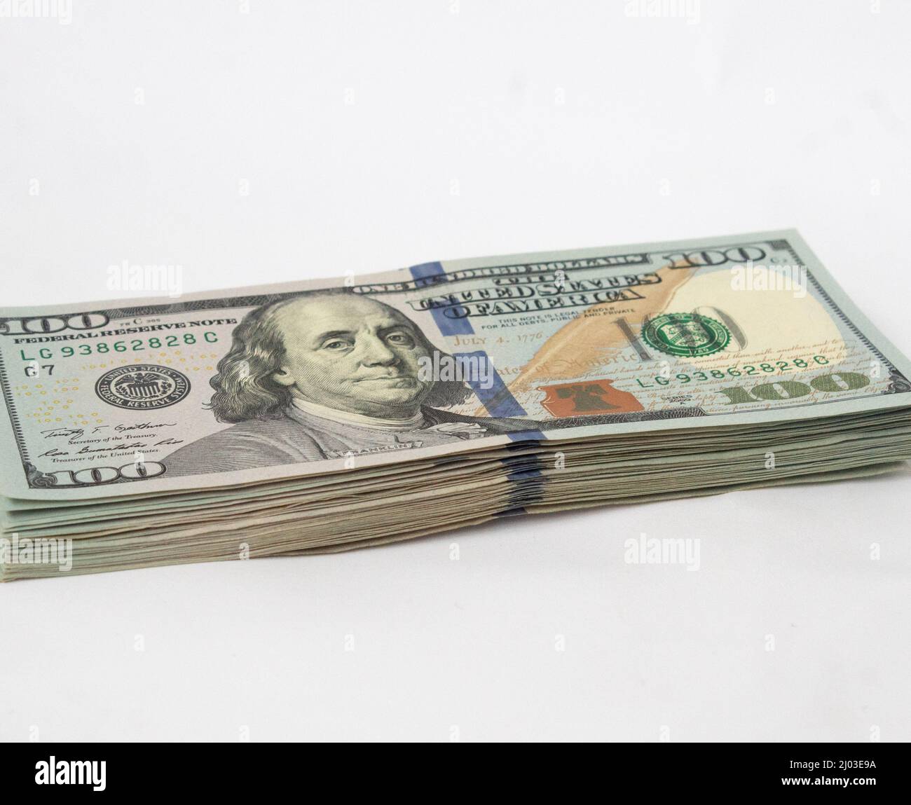 Une pile de billets de cent dollars sur un fond blanc isolé. billets de 100 dollars Banque D'Images