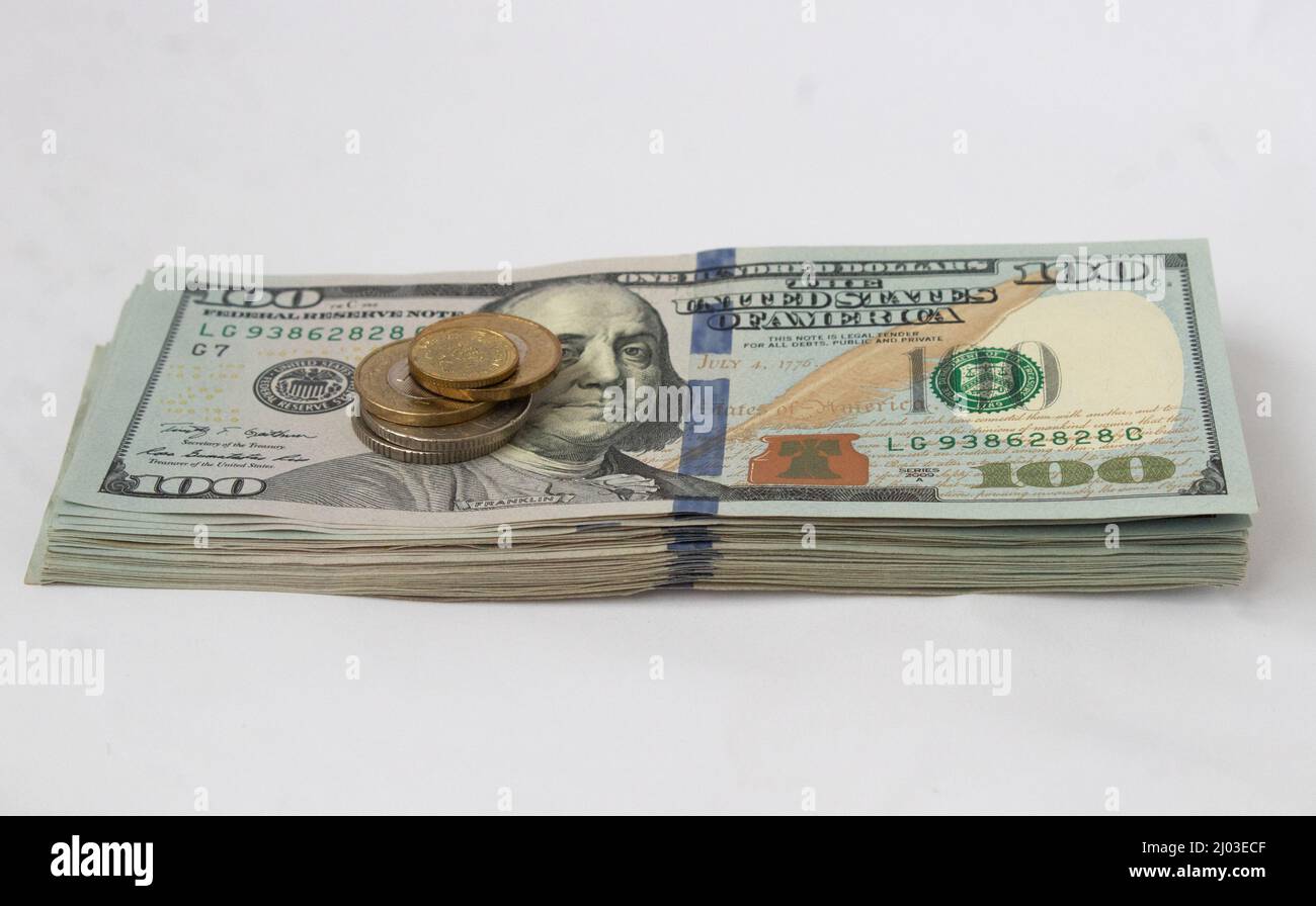 Une pile de billets de cent dollars sur un fond blanc isolé. billets de 100 dollars Banque D'Images