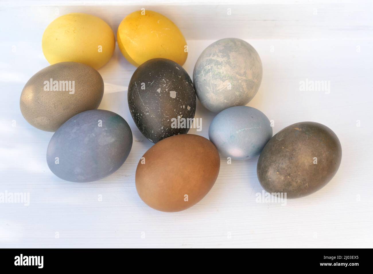 Collection colorée d'œufs de Pâques peints, teint naturellement. Banque D'Images