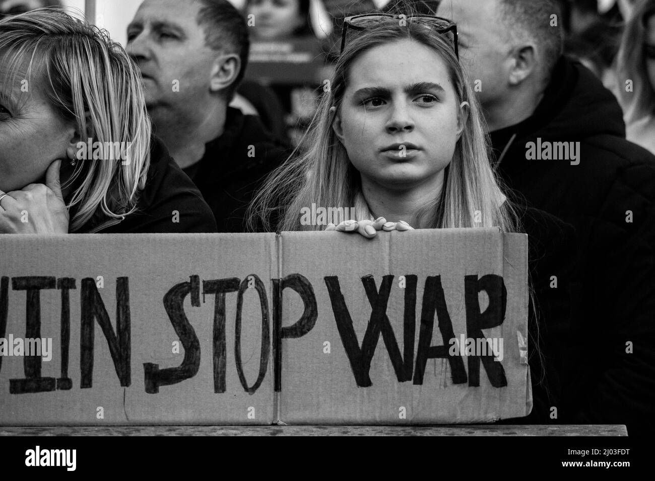 Une jeune femme avec un écriteau portant la mention « Top War » à l'extérieur de Downing Street lors des manifestations pro-ukrainiennes du 2022 mars Banque D'Images
