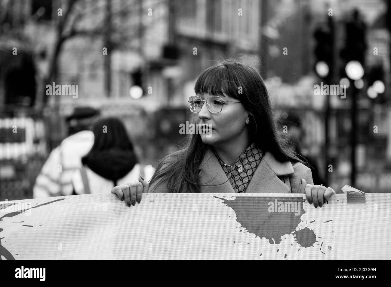 Une femme ukrainienne devant Downing Street lors des manifestations pro-ukrainiennes, mars 2022 Banque D'Images