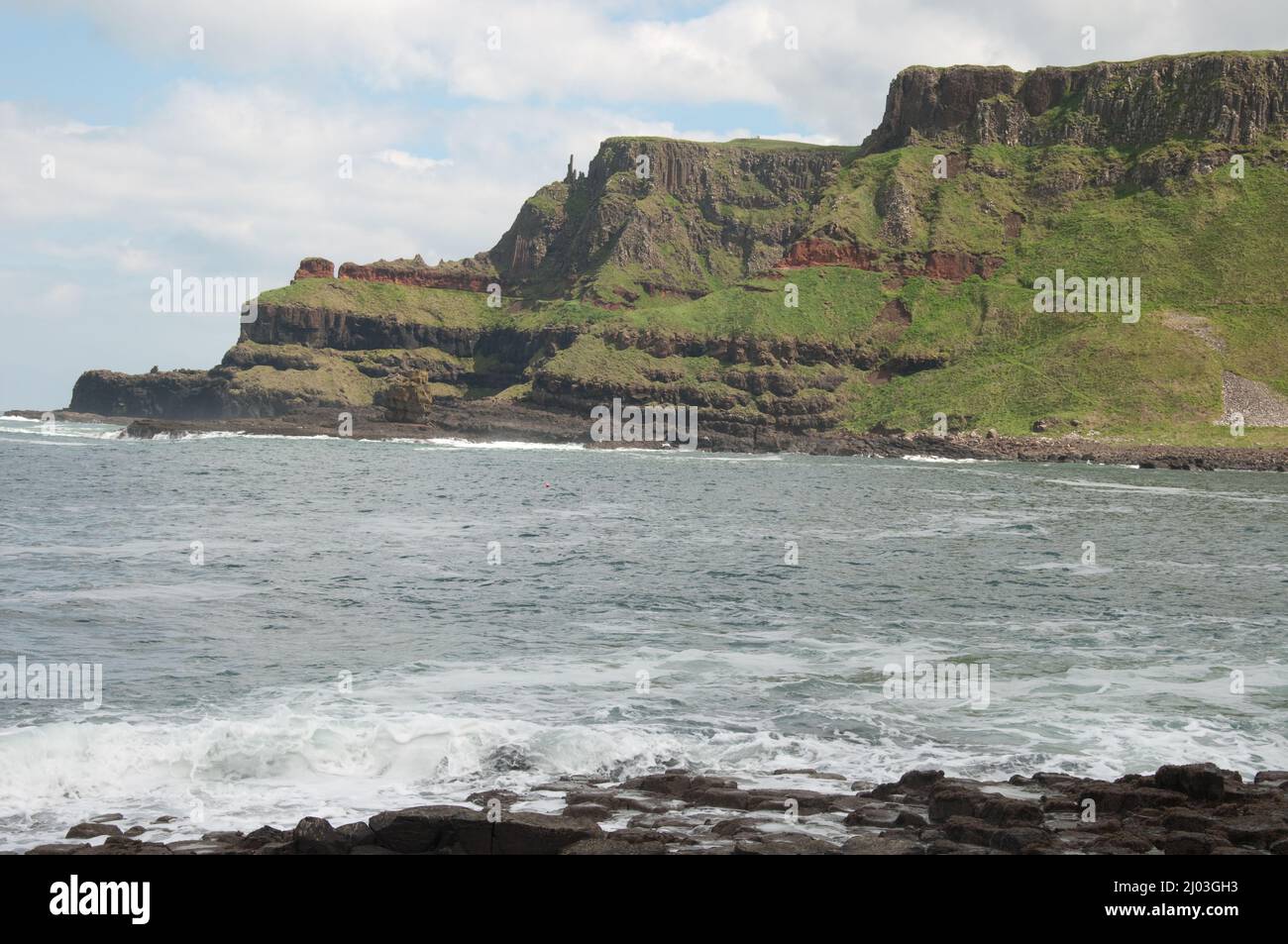 Colonnes Bay et Basalt, Giant's Causeway, Co Antrim, Irlande du Nord, Royaume-Uni. La chaussée des géants se compose de colonnes de Basalte, probablement extrudées de l'être Banque D'Images