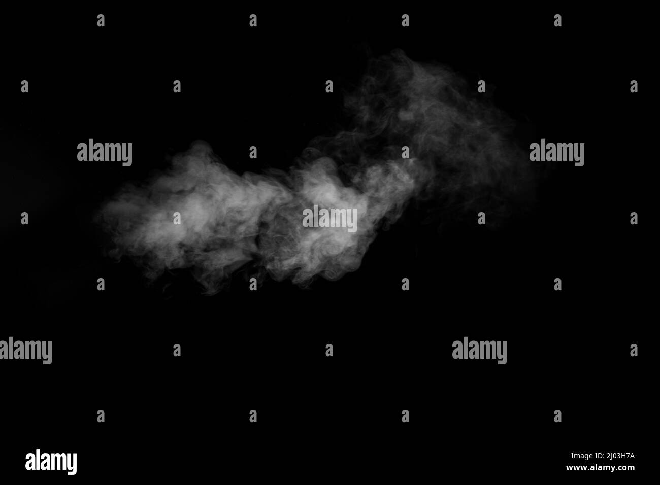 Tourbillons, fumée tourbillonnante, vapeur, isolés sur un fond noir pour se superposer à vos photos. Fragment de vapeur horizontale. Arrière-groun fumé abstrait Banque D'Images