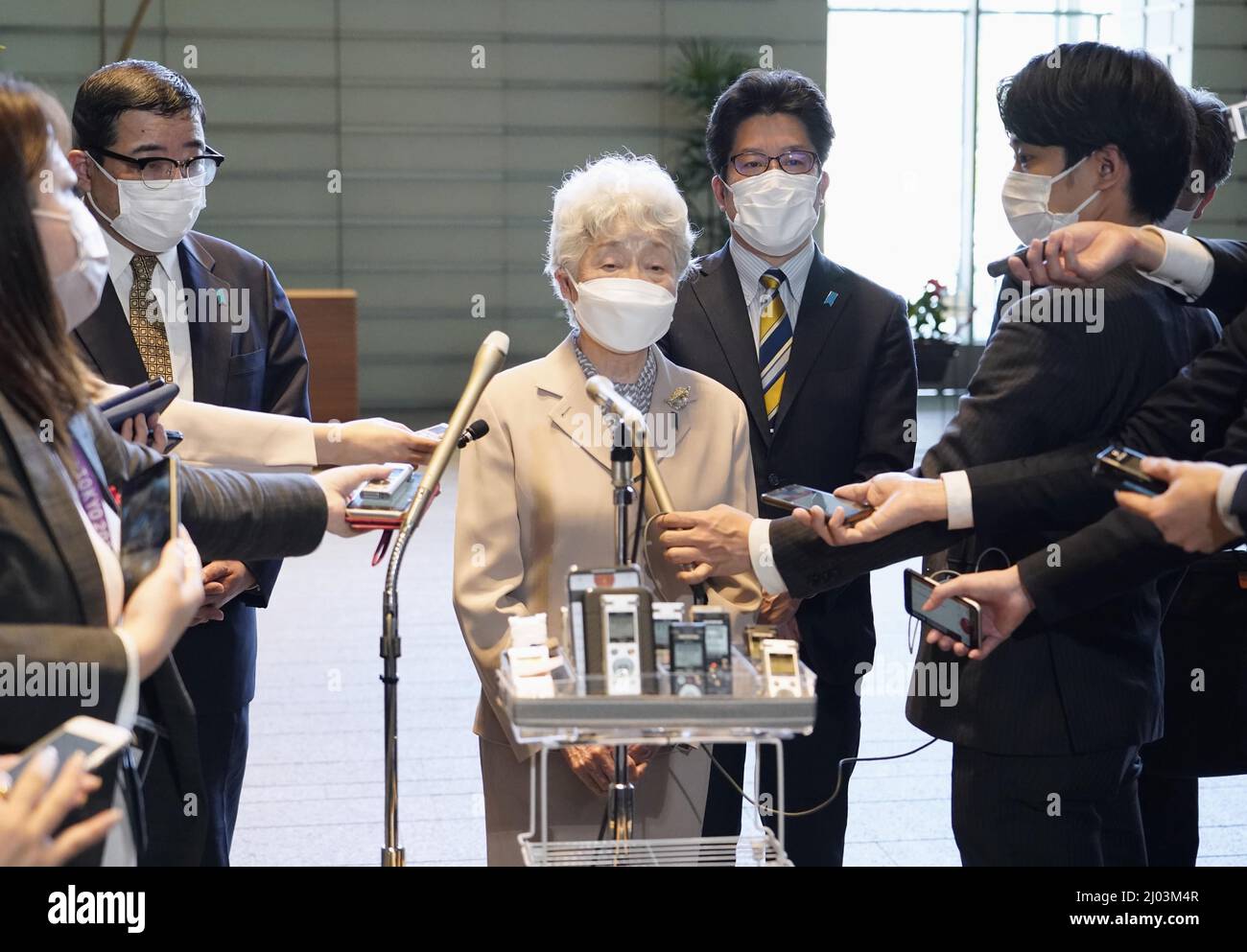 Tokyo, Japon. 16th mars 2022. Sakie Yokota (C), dont la fille Megumi a été enlevée par la Corée du Nord en 1977 à l'âge de 13 ans, s'adresse aux journalistes après avoir rencontré le Premier ministre japonais Fumio Kishida à son bureau de Tokyo le 16 mars 2022. (Kyodo)==Kyodo photo via Credit: Newscom/Alay Live News Credit: Newscom/Alay Live News Banque D'Images