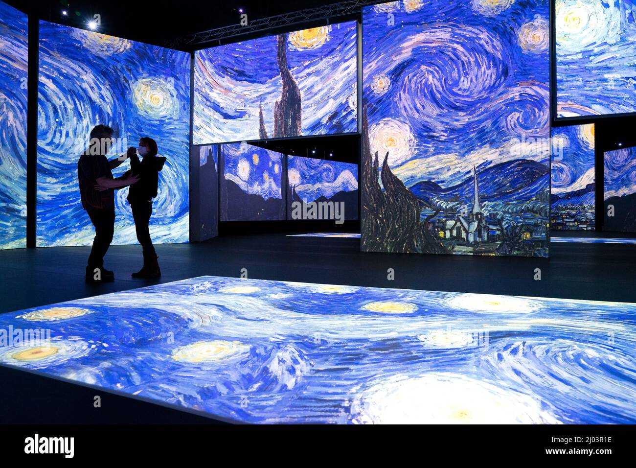 Un couple dansait pendant la présentation de Van Gogh Alive, une expérience d'art immersive et multisensorielle combinant des projections haute définition des peintures de Van Gogh avec son surround numérique et arômes de Provence, sur la place du Festival, à Édimbourg. Date de la photo: Mercredi 16 mars 2022. Banque D'Images