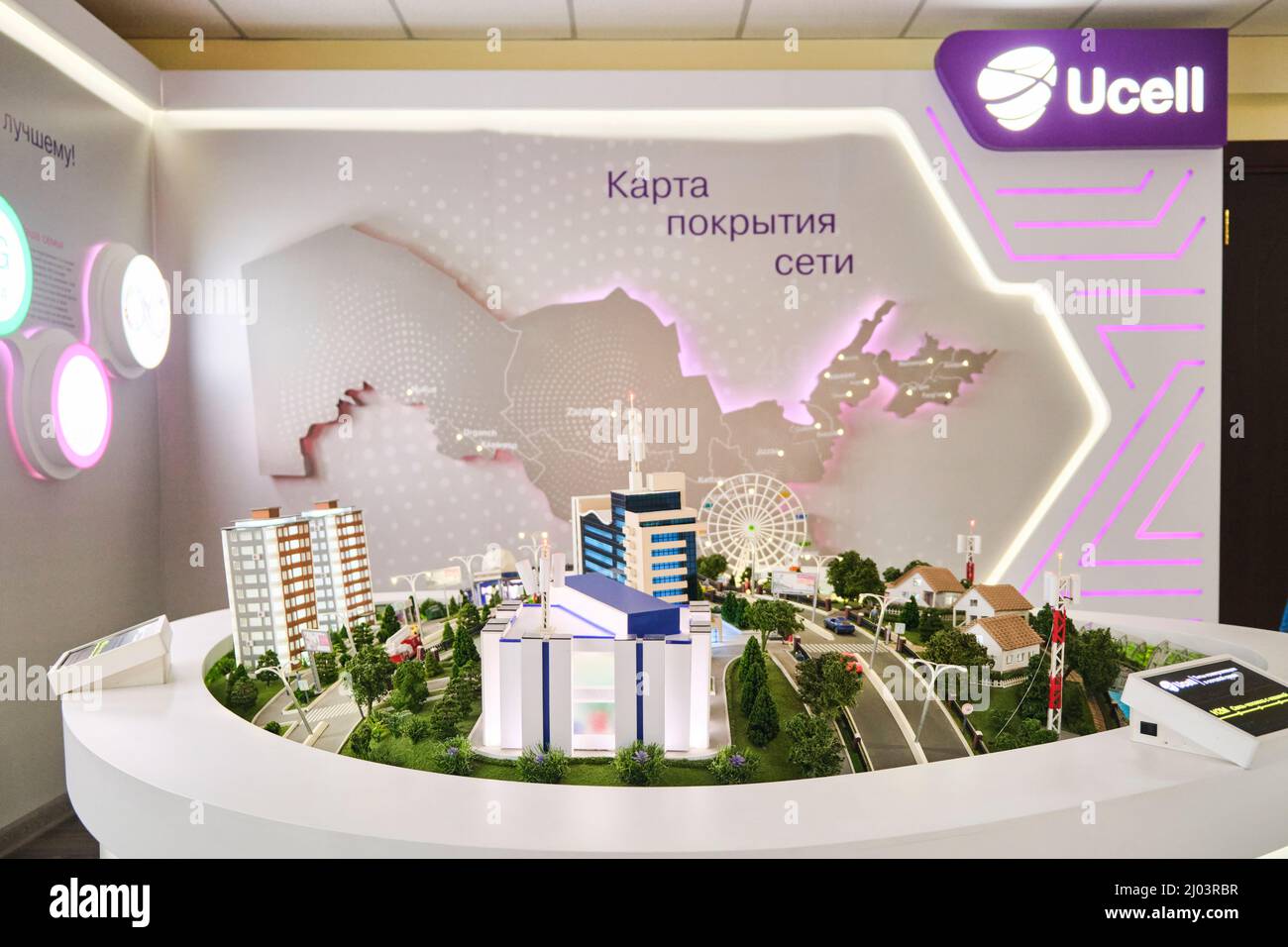 Une carte, un modèle, un diorama de l'UCell providor 3D des services typiques d'équipement de communication. Au Musée de la communication de Tachkent, Ouzbékistan. Banque D'Images