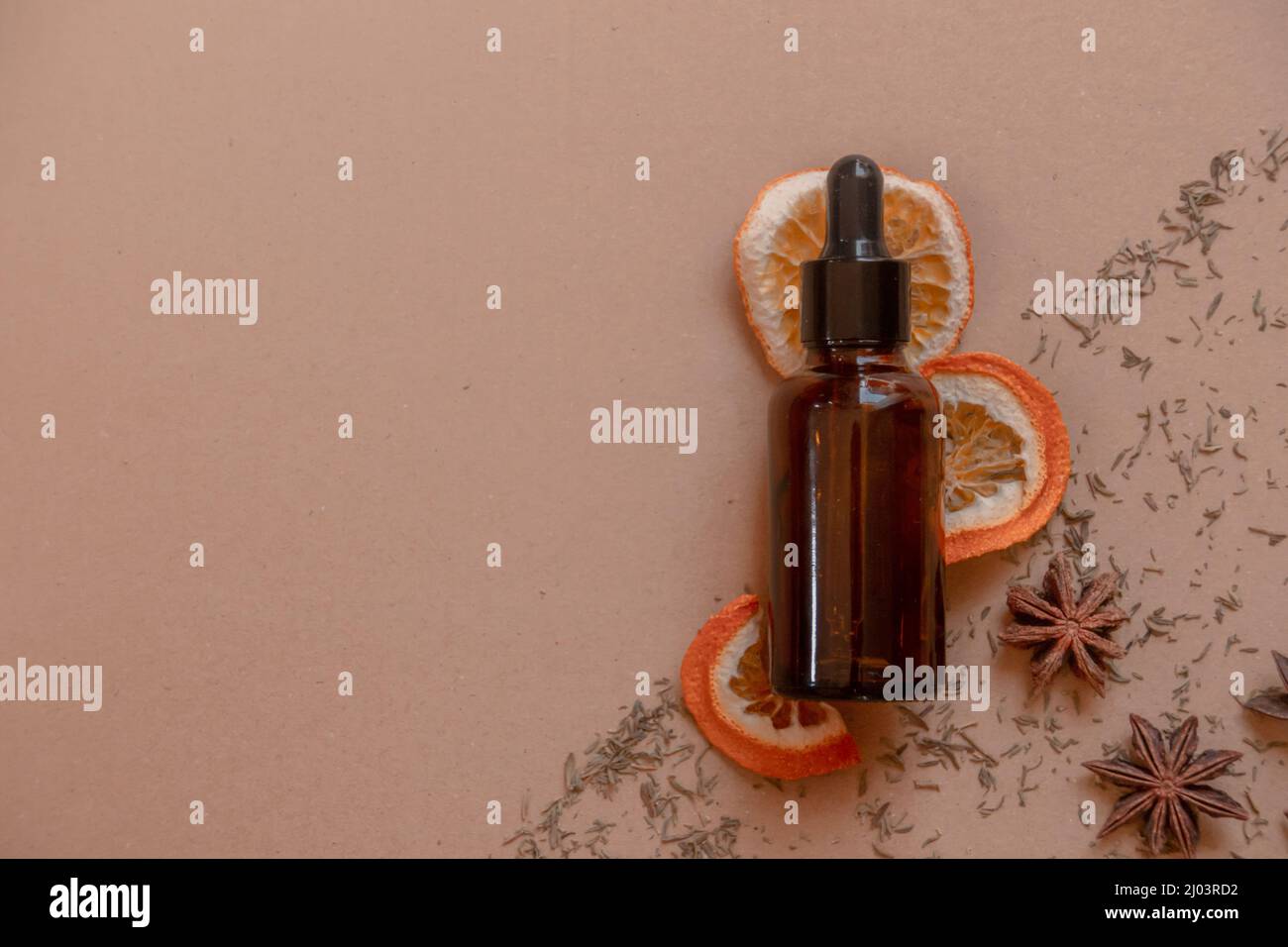 Flacon compte-gouttes en verre de sérum végétal pur pour le soin de la peau, pour un confort durable Banque D'Images