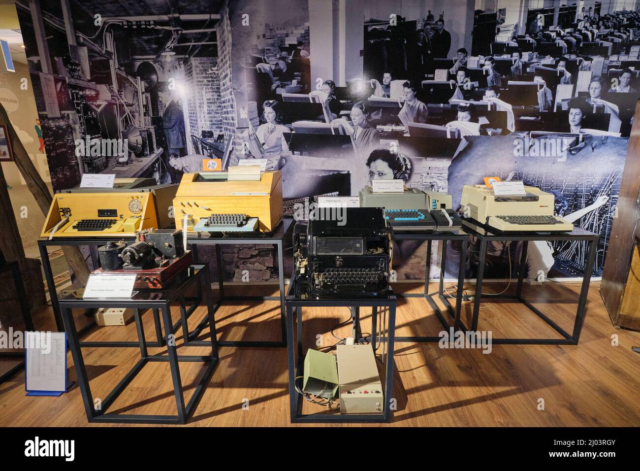 Une collection de vieux télex russes, soviétiques, communistes et de matériel téléphonique. Au Musée de la communication de Tachkent, Ouzbékistan. Banque D'Images Une collection de vieux télex russes, soviétiques, communistes et de matériel téléphonique. Au Musée de la communication de Tachkent, Ouzbékistan. Banque D'Images