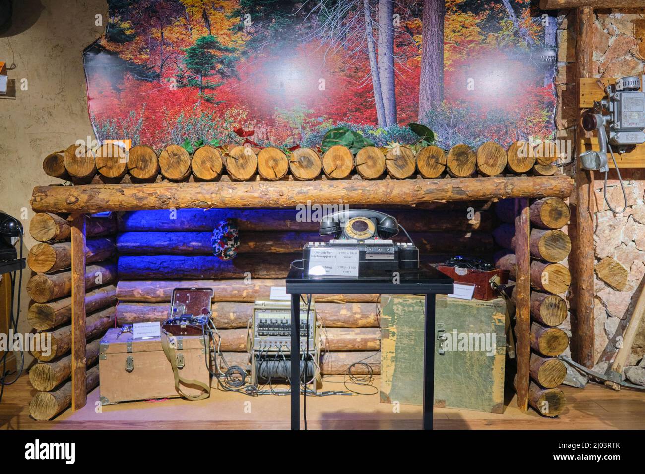 Une collection de vieux russe, soviétique, communiste matériel de téléphone portable dans un modèle de chalet en rondins. Au Musée de la communication de Tachkent, ouzbek Banque D'Images