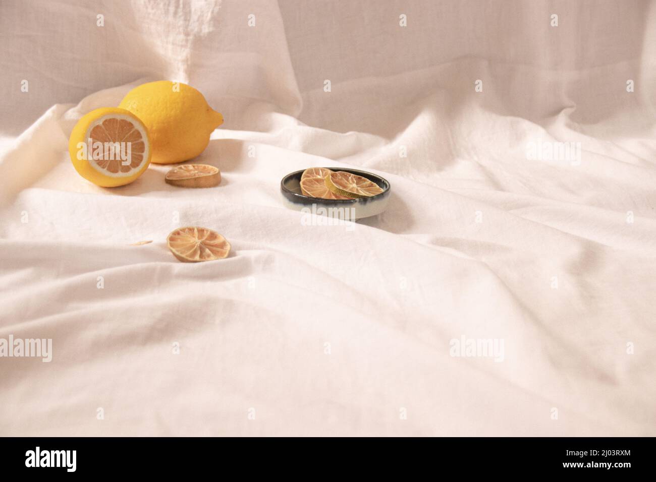 Vie fixe minimaliste de citrons frais et séchés montrant le concept de fraîcheur, esthétique d'été et vie saine et durable Banque D'Images