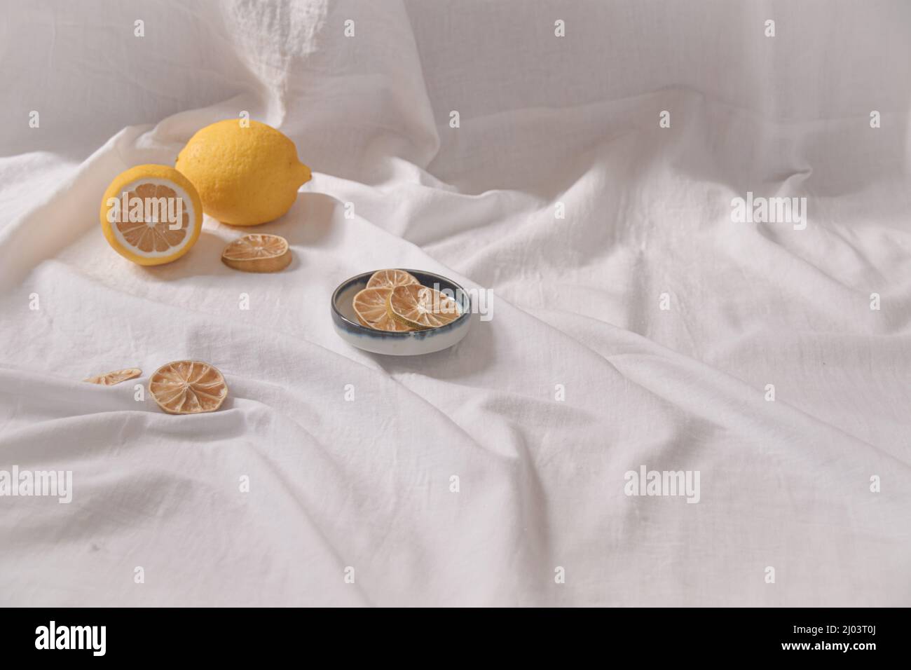 Vie fixe minimaliste de citrons frais et séchés montrant le concept de fraîcheur, esthétique d'été et vie saine et durable Banque D'Images