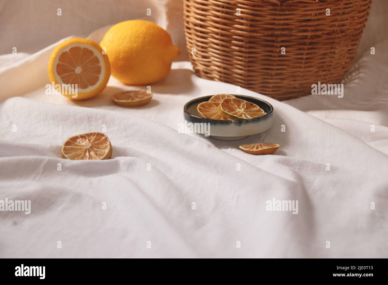 Vie fixe minimaliste de citrons frais et séchés montrant le concept de fraîcheur, esthétique d'été et vie saine et durable Banque D'Images