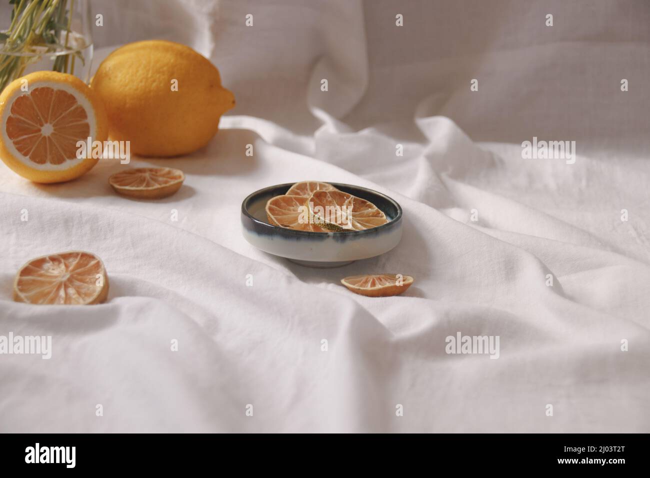 Vie fixe minimaliste de citrons frais et séchés montrant le concept de fraîcheur, esthétique d'été et vie saine et durable Banque D'Images