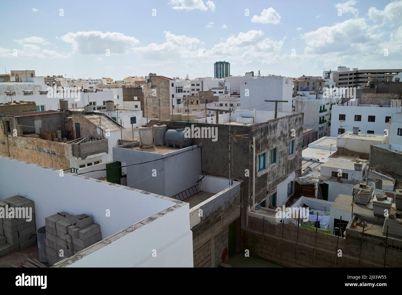vue sur le toit des immeubles d'appartements dans le quartier de san gines dans le centre-ville d'arrecife lanzarote îles canaries espagne Banque D'Images