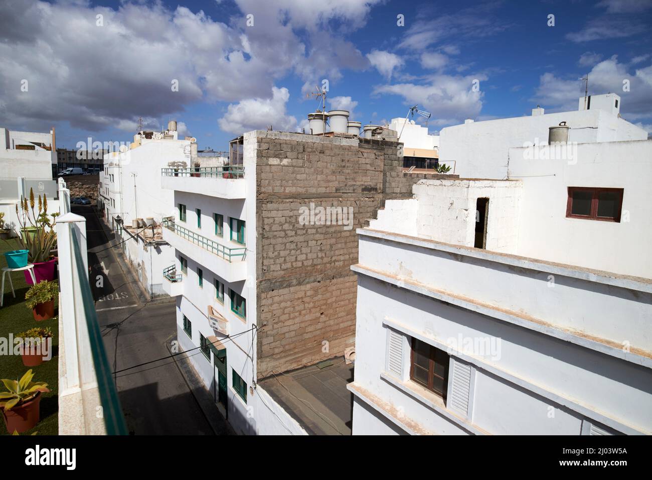 vue sur le toit des immeubles d'appartements dans le quartier de san gines dans le centre-ville d'arrecife lanzarote îles canaries espagne Banque D'Images