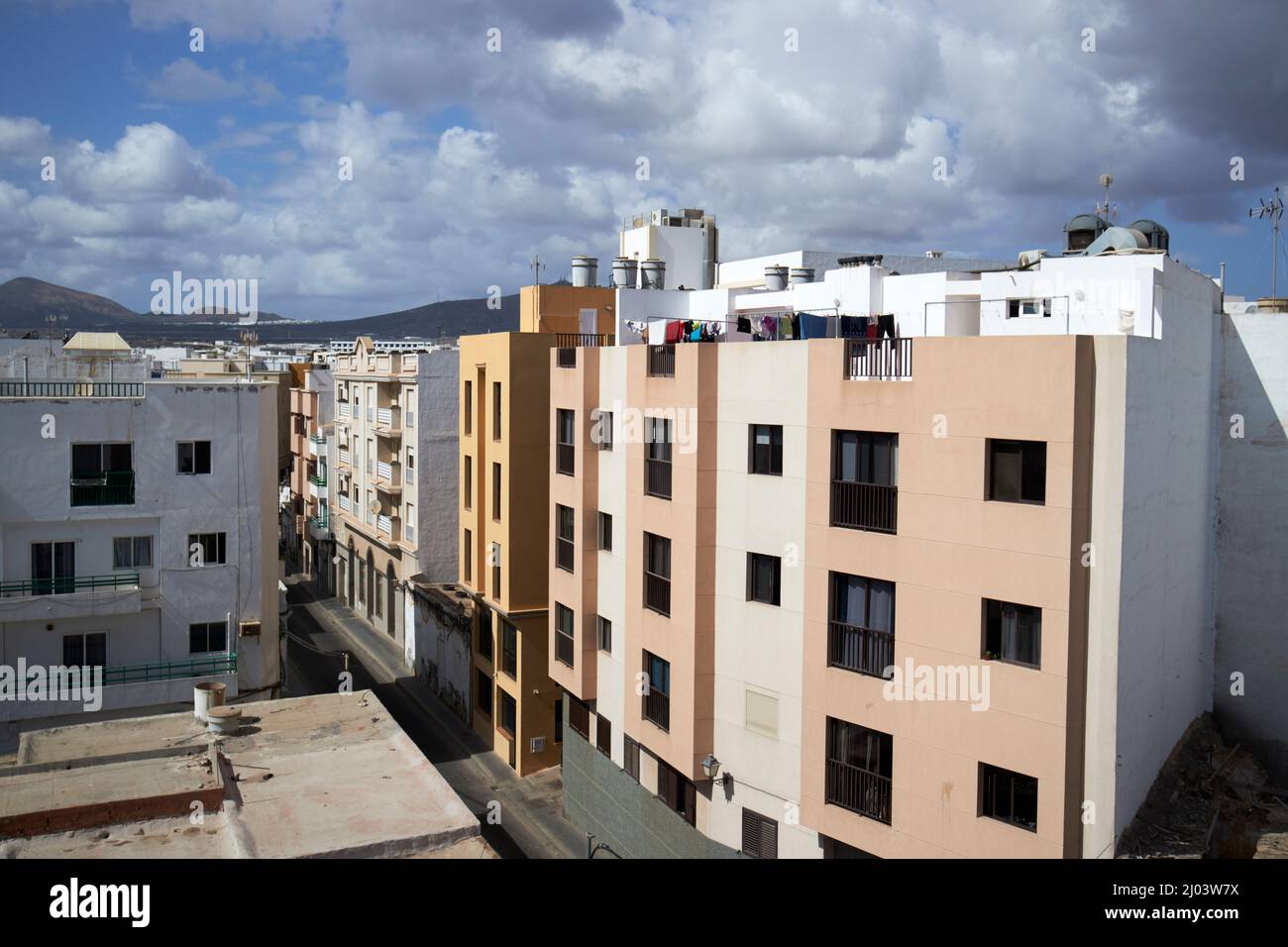vue sur le toit des immeubles d'appartements dans le quartier de san gines dans le centre-ville d'arrecife lanzarote îles canaries espagne Banque D'Images