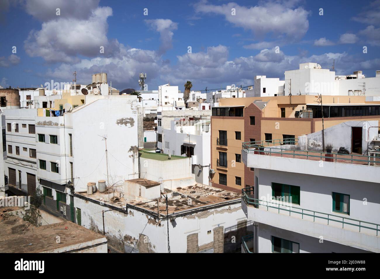 vue sur le toit des immeubles d'appartements dans le quartier de san gines dans le centre-ville d'arrecife lanzarote îles canaries espagne Banque D'Images