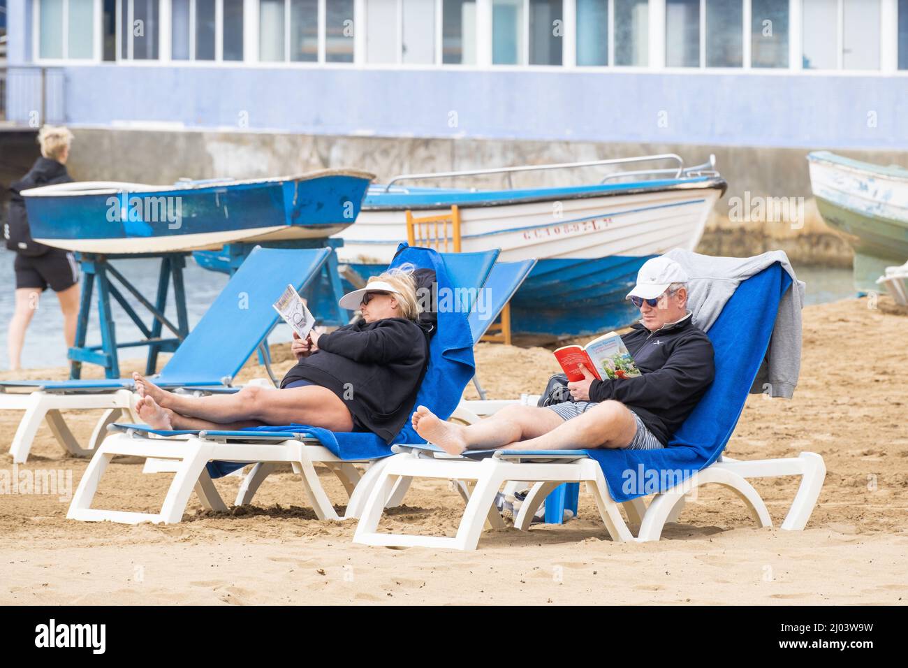 Las Palmas, Grande Canarie, Îles Canaries, Espagne, 16th mars 2022. Un jour plus frais pour les touristes sur la plage de la ville à Las Palmas sur Gran Canaria comme un système de basse pression passe au-dessus des îles Canaries. Crédit : Alan Dawson/Alay Live News. Banque D'Images