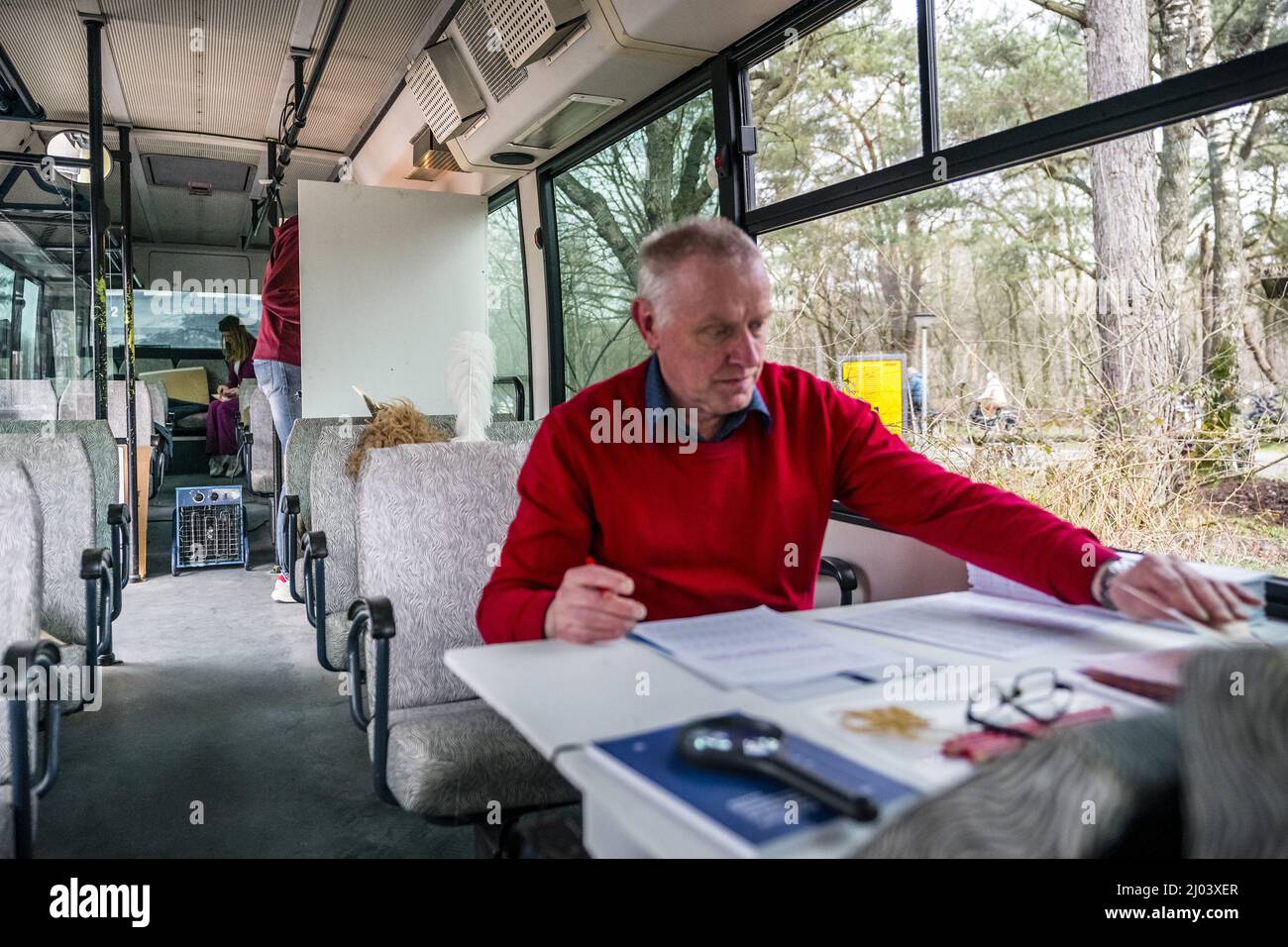 HILVARENBEEK - Stemmen in een safaribus bij Safaripark Beekse Bergen. In ruil voor hun stempas kregen stemmers een gratis toegangskaart en een uitrijkaart. ANP ROB ENGELAR Banque D'Images