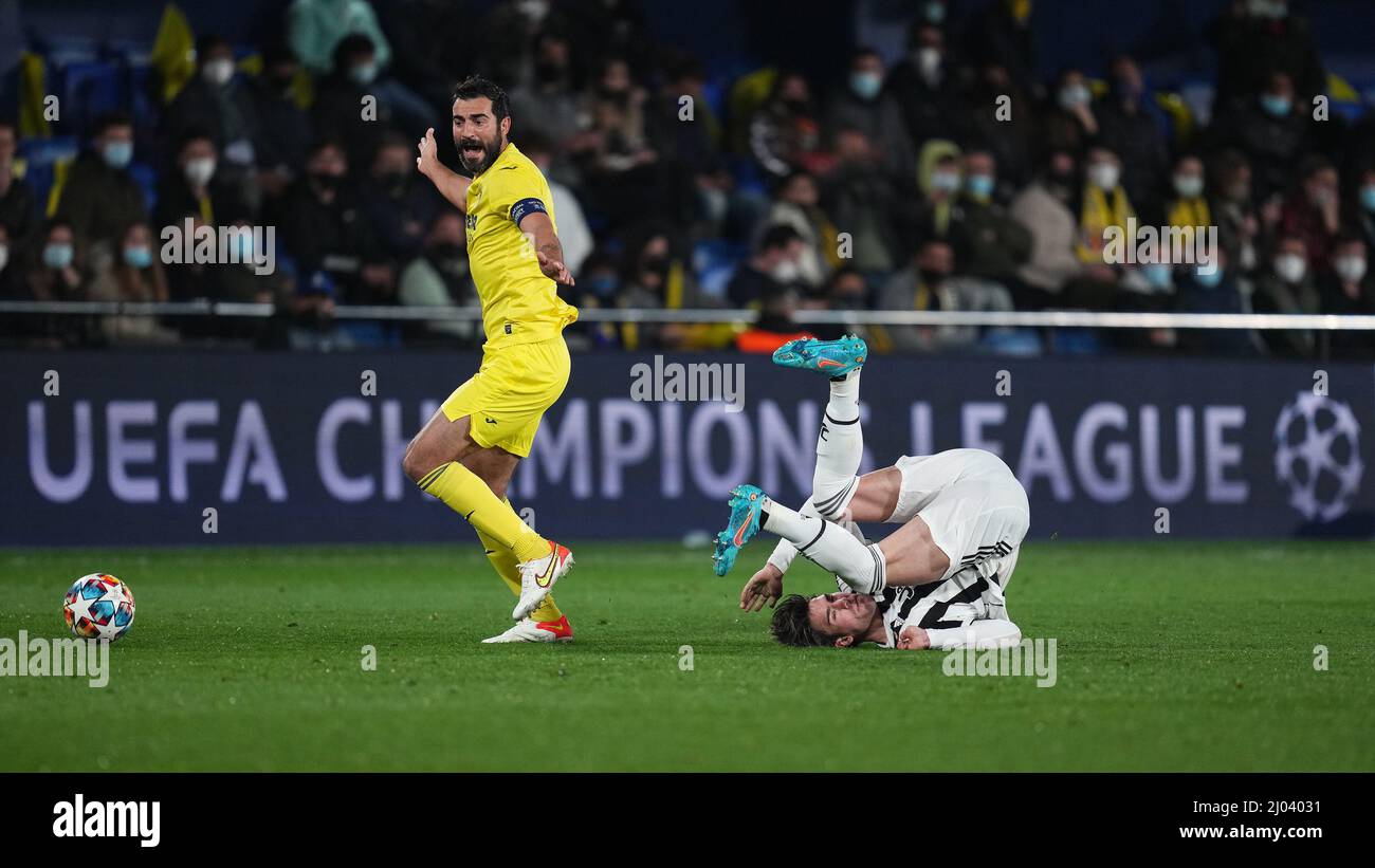 Dusan Vlahovic de Juventus et Raul Albiol de Villarreal CF lors du match de la Ligue des champions de l'UEFA, tour de 16 entre Villarreal CF et Juventus joué au stade de la Ceramica le 22 février 2022 à Villarreal, Espagne. (Photo par / PRESSINPHOTO) Banque D'Images