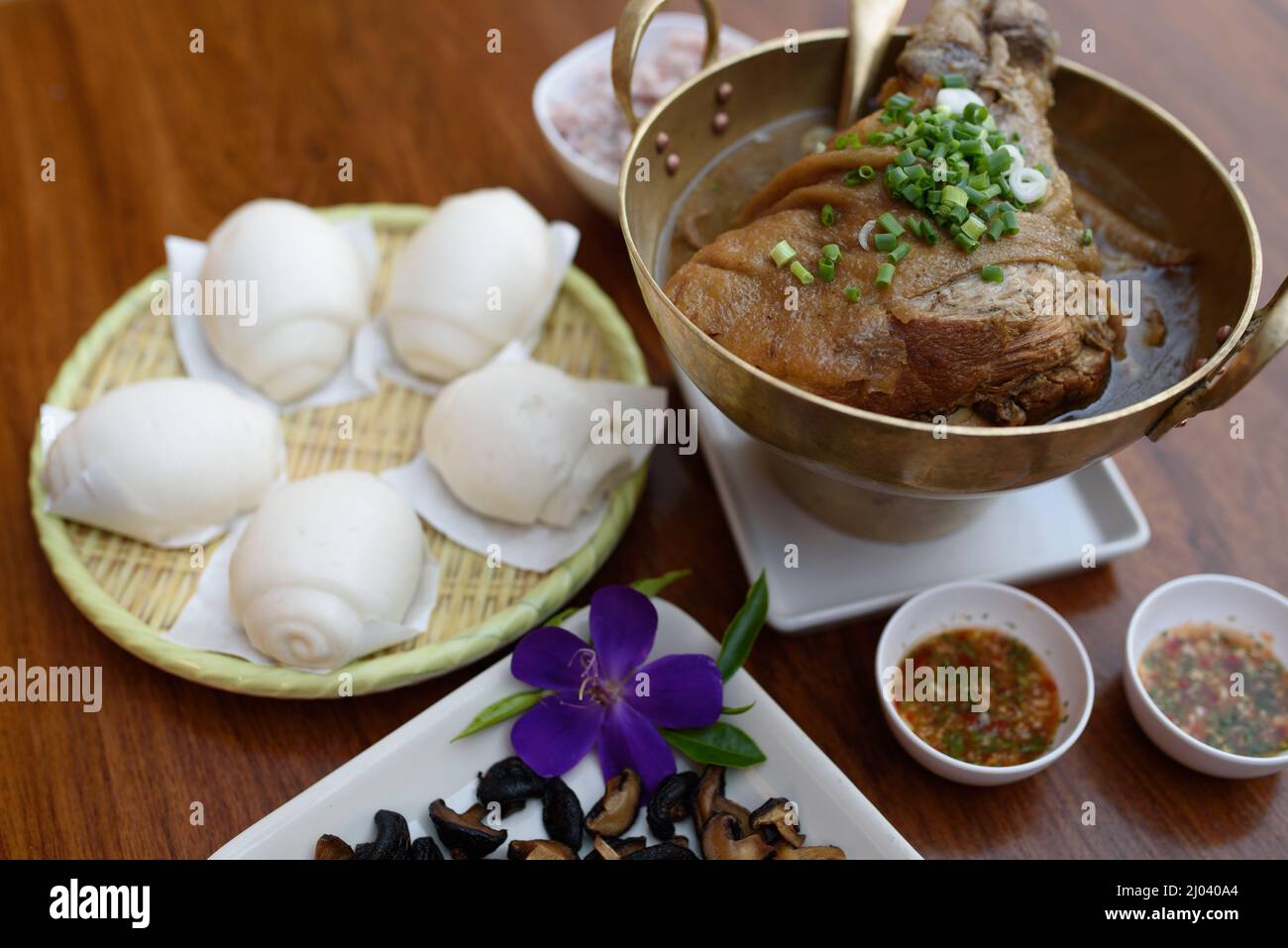 Jarret de porc cuit avec sauce dans le style chinois du Yunnan ou branche de porc du Yunnan mijotée avec de la sauce à Mantou, cuisine chinoise. Banque D'Images