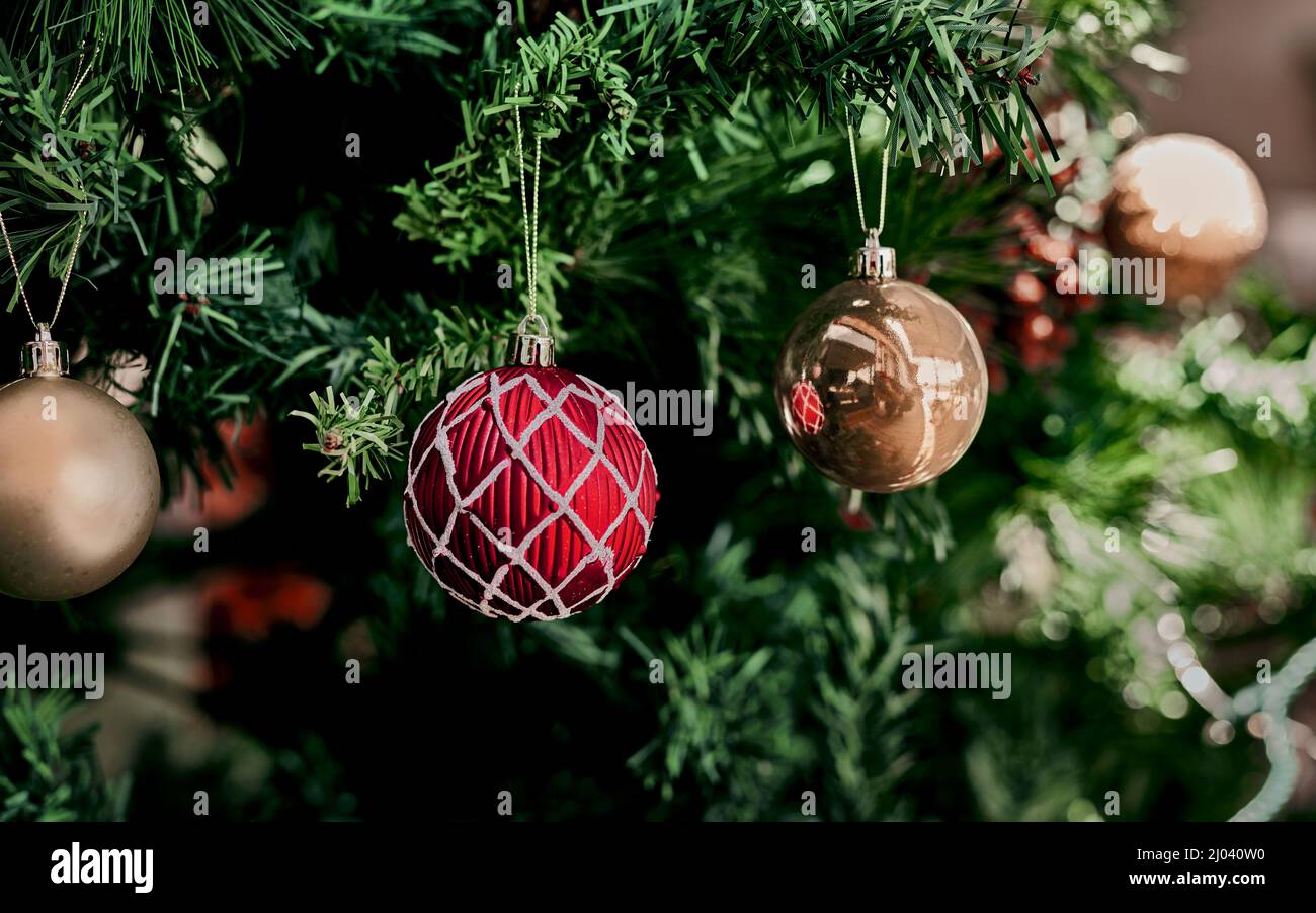 C'est cette époque de l'année Gros plan des décorations sur un arbre de Noël pendant la période des fêtes. Banque D'Images