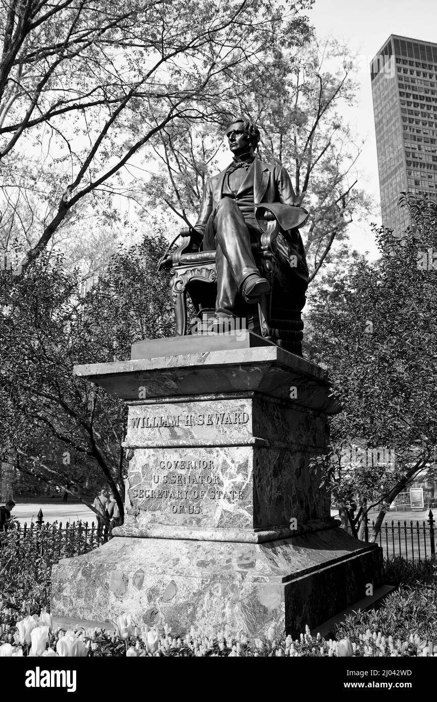Monument à William H. Seward, l'homme d'État américain du 19th siècle, par Randolph Rogers, situé dans Madison Square Park, NY, NY, USA Banque D'Images