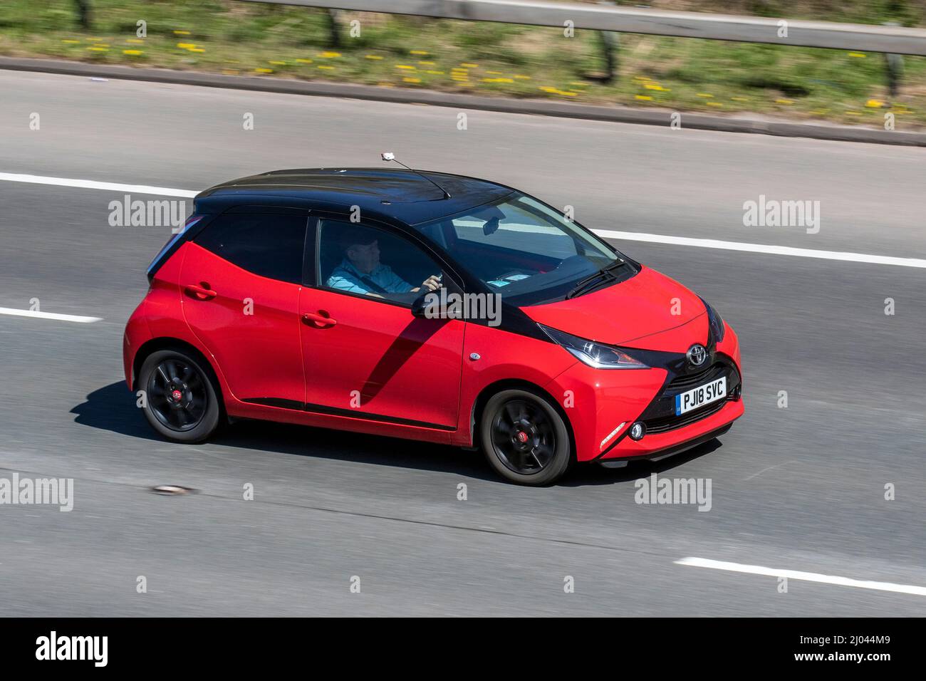2018 Red Toyota AYGO VVT-1 Move avec style MM 998cc 5 vitesses semi-automatique 4dr conduite sur l'autoroute M61, Manchester, Royaume-Uni Banque D'Images