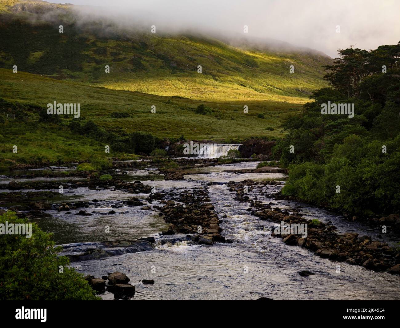 Aasleagh Falls sur la rivière Erriff, comté de Mayo, Irlande Banque D'Images