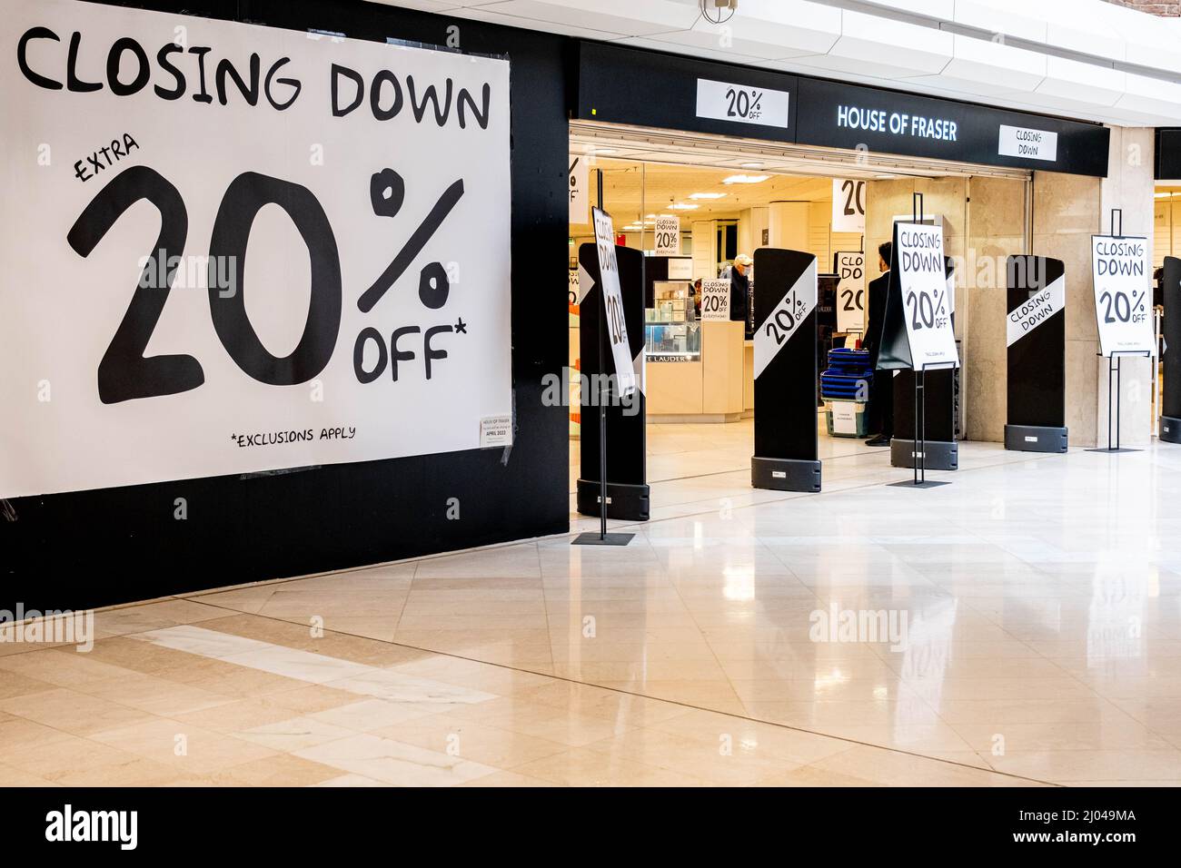 Epsom Surrey, Londres, Royaume-Uni, March16 2022, House of Fraser Department Store Closing sale Banque D'Images