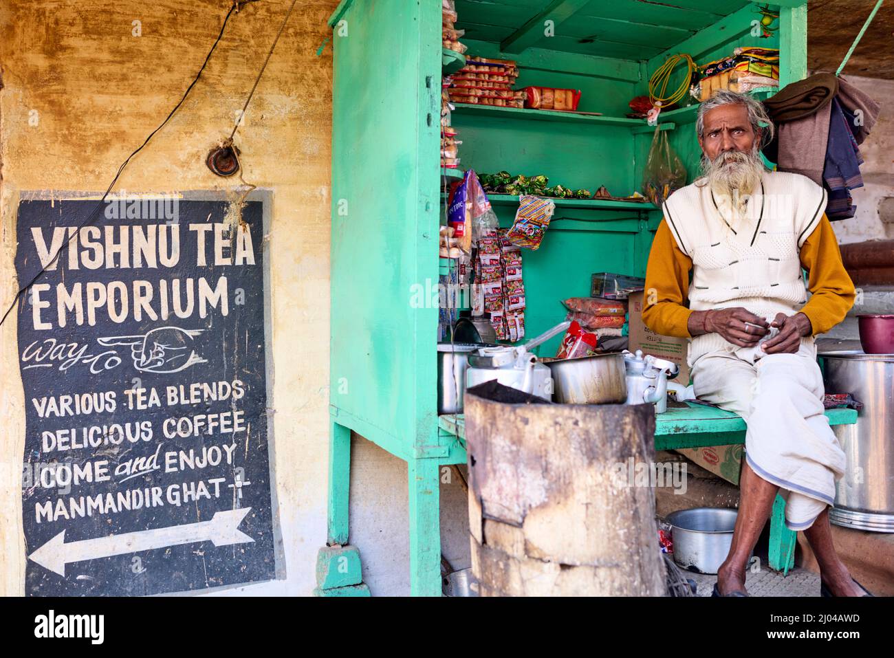 Inde. Varanasi Benares Uttar Pradesh. Un homme qui vend du thé chaud Banque D'Images