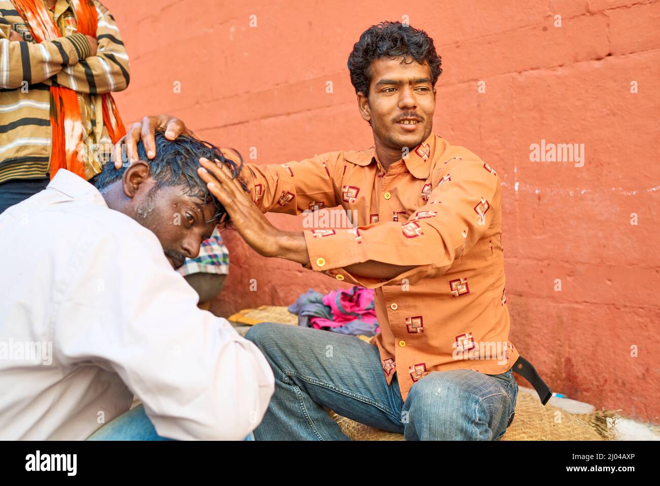 Inde. Varanasi Benares Uttar Pradesh. Salon de coiffure Banque D'Images