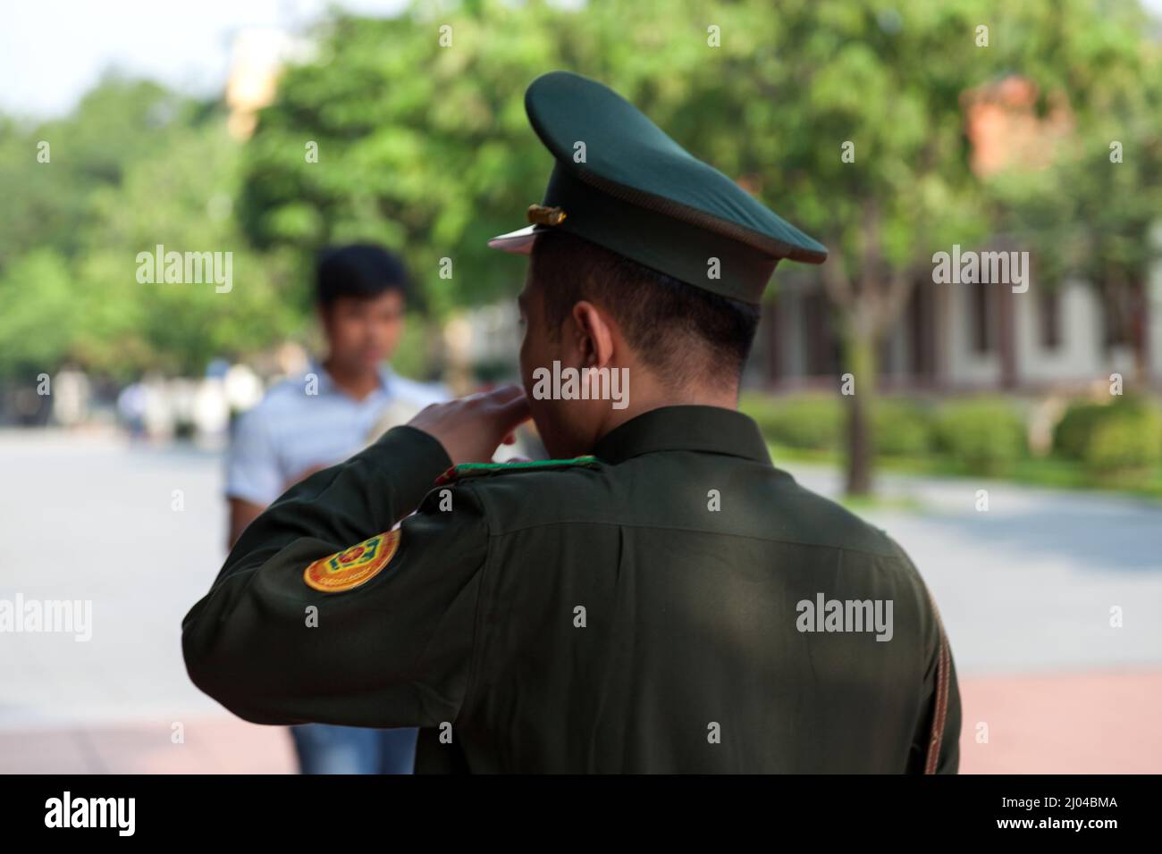 Hanoï, Vietnam - août 18 2018 : un policier patrouille dans les rues. Banque D'Images