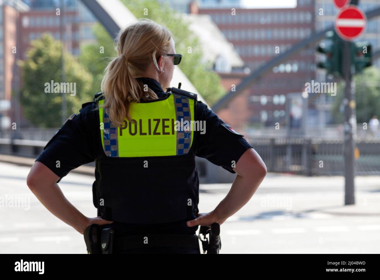 Hambourg, Allemagne - juin 30 2019 : policier en patrouille dans les rues. Banque D'Images